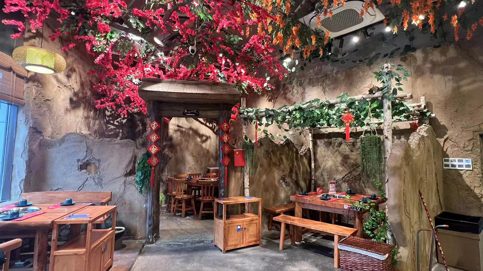 火锅店水泥洞穴溶洞餐厅